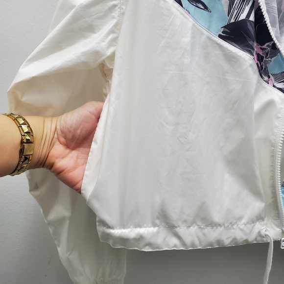 Nike Windrunner Cropped Hooded Jacket White Floral Colorblocked Like NEW - Picture 6 of 15